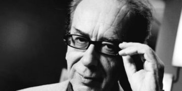 Parisi nderon Ismail Kadarenë, vendos pllakë përkujtimore në adresën ku banoi shkrimtari