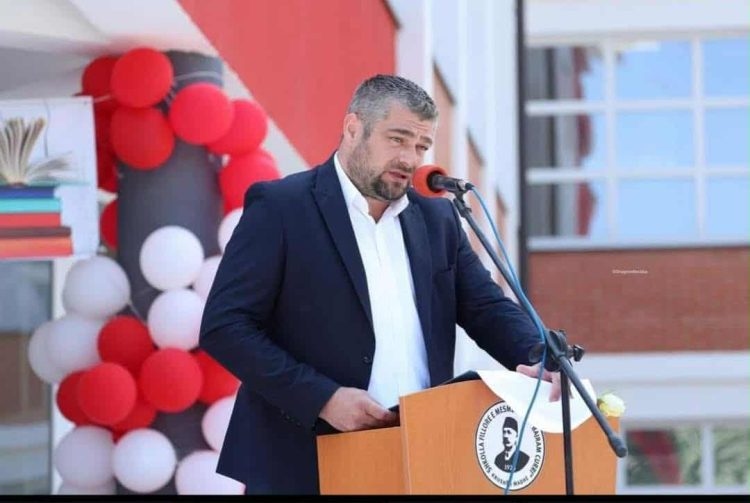 Deri dje isha ‘djali i Ukshin Hotit’, sot ‘i koritur’, vetëm pse mendoj ndryshe – kjo nuk është as respekt, as ideal: kjo është hipokrizi”