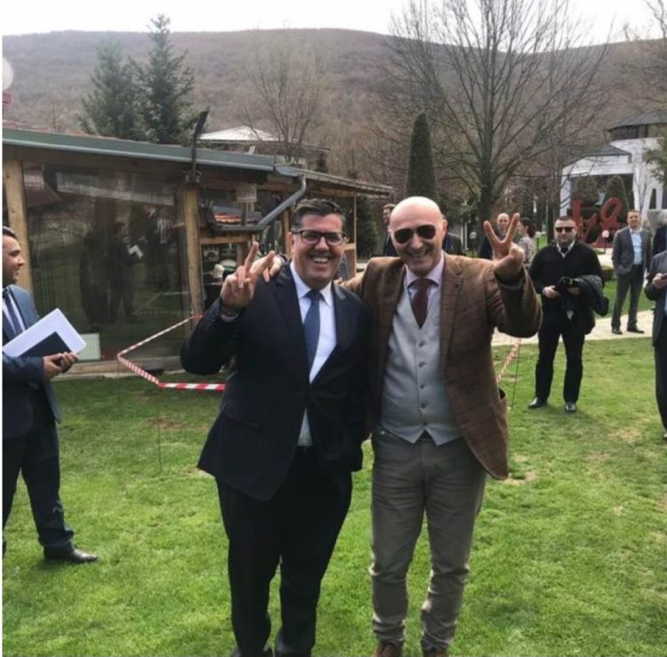 Lutfi Haziri në një foto me Fatmir Shehollin, i arrestuar për spiunazh në dobi të Serbisë