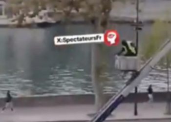 “Po ikin… erdhi policia”- Zbulohet video pas vjedhjes në Luvër: Hajdutët arratisen me vinç dhe motor pas grabitjes së bizhuterive 88 milionë euro