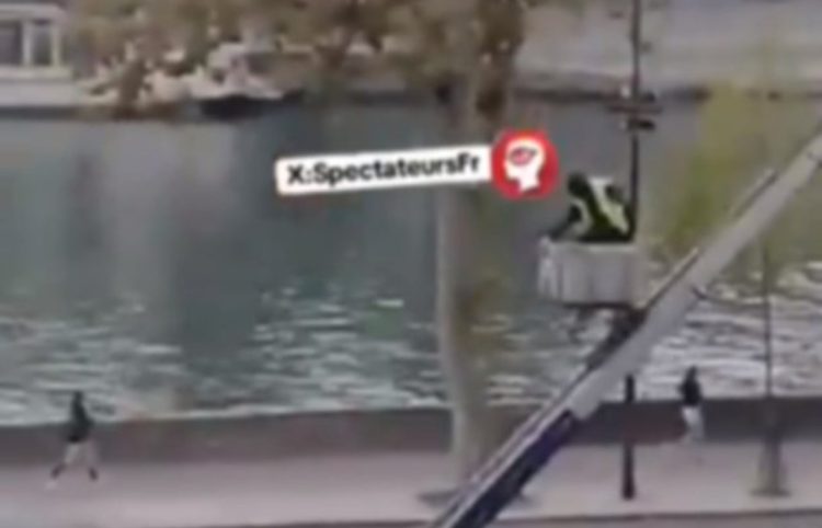 “Po ikin… erdhi policia”- Zbulohet video pas vjedhjes në Luvër: Hajdutët arratisen me vinç dhe motor pas grabitjes së bizhuterive 88 milionë euro