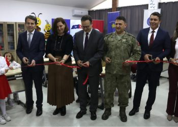 KFOR-i Turk dhuron pajisje për një klasë në Prizren