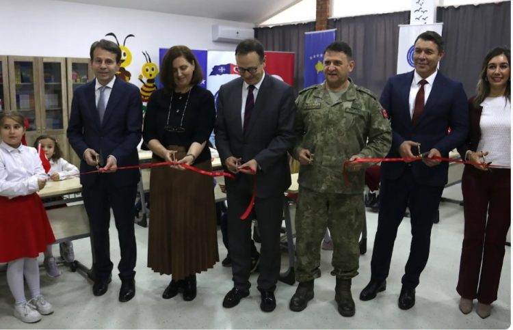 KFOR-i Turk dhuron pajisje për një klasë në Prizren