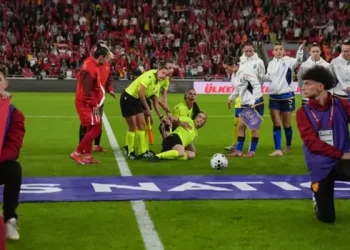 Gjyqtarja bie pa ndjenja në ndeshjen Turqi-Kosovë