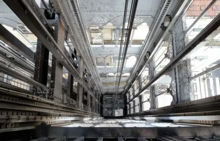 Bie në hapësirën e ashensorit, humb jetën një i moshuar në Fushë-Kosovë