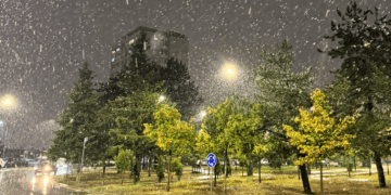 Bora e parë nis ta zbardh Prishtinën