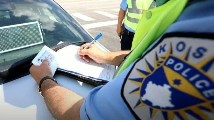 30 shoferë gjobiten në Ferizaj për përdorim të telefonit gjatë vozitjes