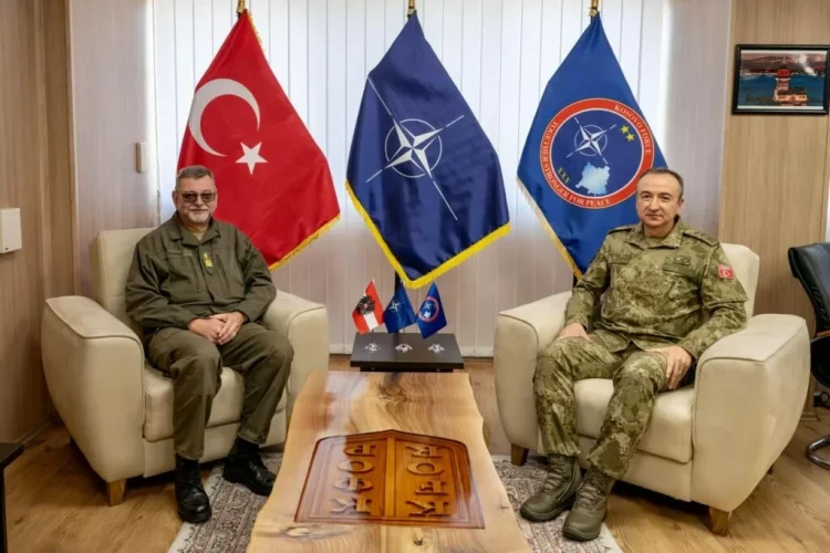 Komandanti i KFOR-it takon gjeneralin austriak në Prishtinë