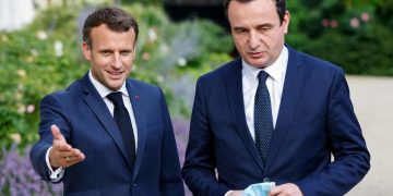 Kurti udhëton për në Francë, me ftesë të Macronit merr pjesë në Forumin e Paqes në Paris