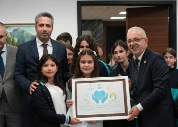 Nxënësit e Shkollave Maarif vizituan Shtëpinë e të Moshuarve “Jetimat e Ballkanit”