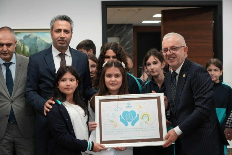 Nxënësit e Shkollave Maarif vizituan Shtëpinë e të Moshuarve “Jetimat e Ballkanit”