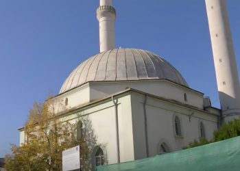 Hajnia në xhami, vidhen këpucët e dhuruara për fëmijët