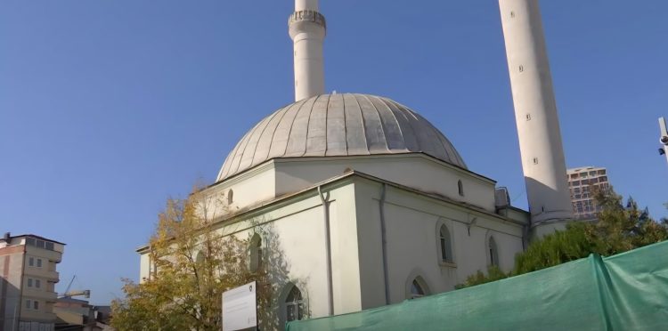 Hajnia në xhami, vidhen këpucët e dhuruara për fëmijët
