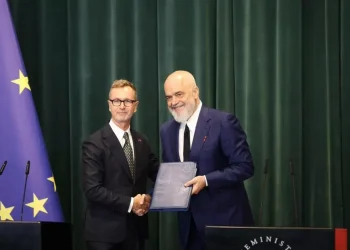 Ambasadori i BE dorëzon raportin në qeverinë e Ramës – gotën gjysmë plot e gjysmë bosh