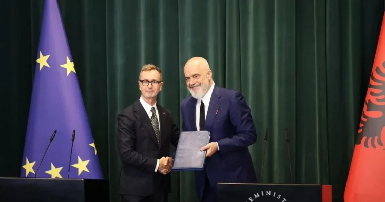 Ambasadori i BE dorëzon raportin në qeverinë e Ramës – gotën gjysmë plot e gjysmë bosh