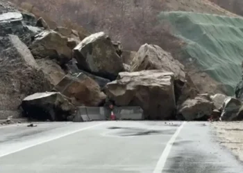 Rrëshqitja masive e shkëmbinjve bllokon rrugën Qukës-Qafë Plloçë