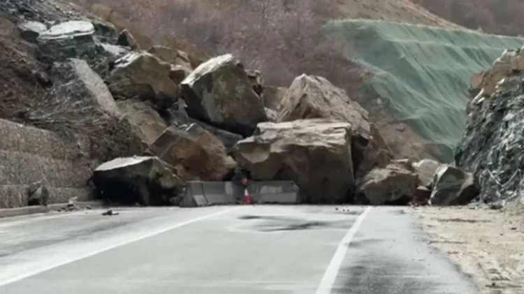 Rrëshqitja masive e shkëmbinjve bllokon rrugën Qukës-Qafë Plloçë