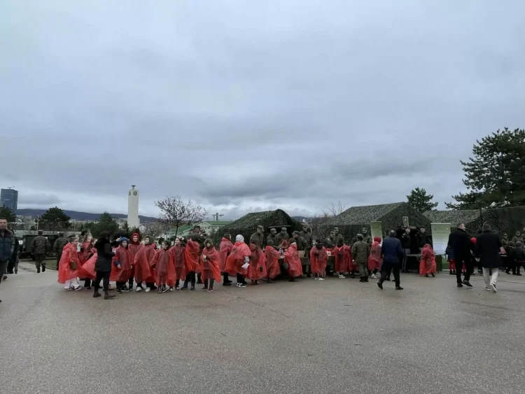 Nxënësit në kazermën “Adem Jashari” pyesin ushtarët: A frikësoheni nga lu*fta?