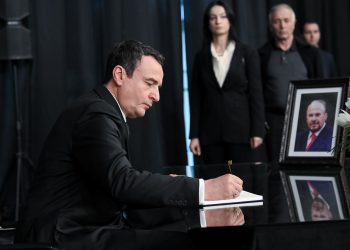 Kurti bën homazhe për nder të Fatos Nanos në Tiranë