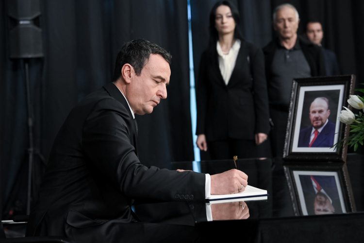 Kurti bën homazhe për nder të Fatos Nanos në Tiranë