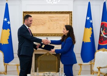 Presidenca ndan foto nga momenti kur Osmani e mandatoi Konjufcën për Kryeministër