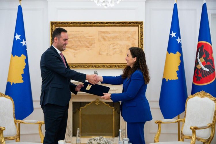 Presidenca ndan foto nga momenti kur Osmani e mandatoi Konjufcën për Kryeministër