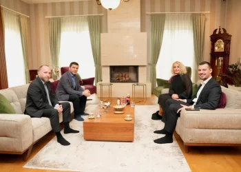 Pesë vjet nga arrestimi në Hagë – Memli Krasniqi viziton familjet Thaçi, Veseli e Krasniqi