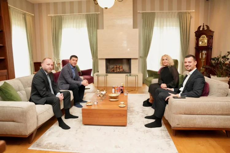 Pesë vjet nga arrestimi në Hagë – Memli Krasniqi viziton familjet Thaçi, Veseli e Krasniqi