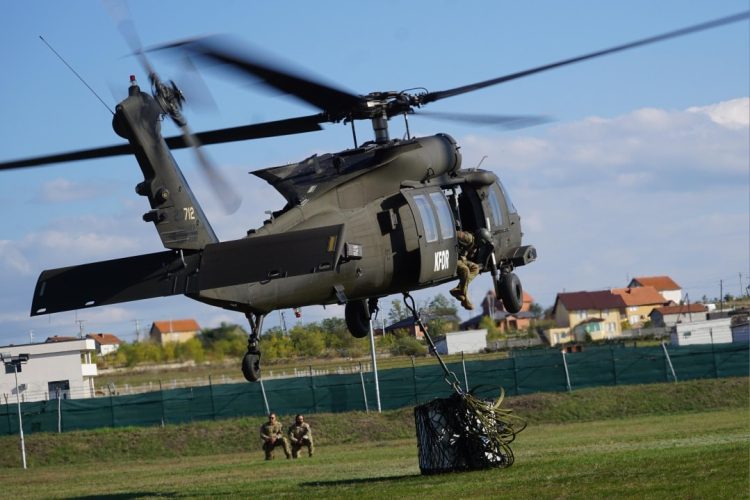 Ushtarët letonë dhe amerikanë të KFOR-it bëjnë ushtrime për të rritur efikasitetin operativ