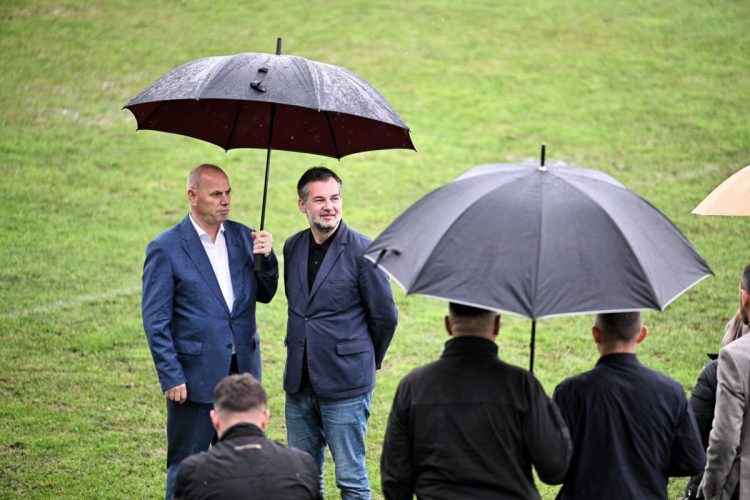 Çeku e Lladrovci inspektojnë punimet në stadiumin e Drenasit