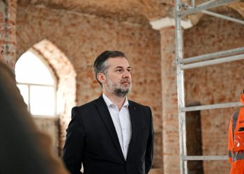 Çeku inspekton restaurimin e dy xhamive në Prishtinë dhe Ferizaj