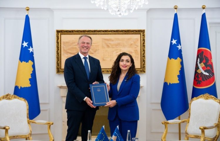 Osmani priti Ambasadorin e BE-së, pranoi Raportin për Kosovën