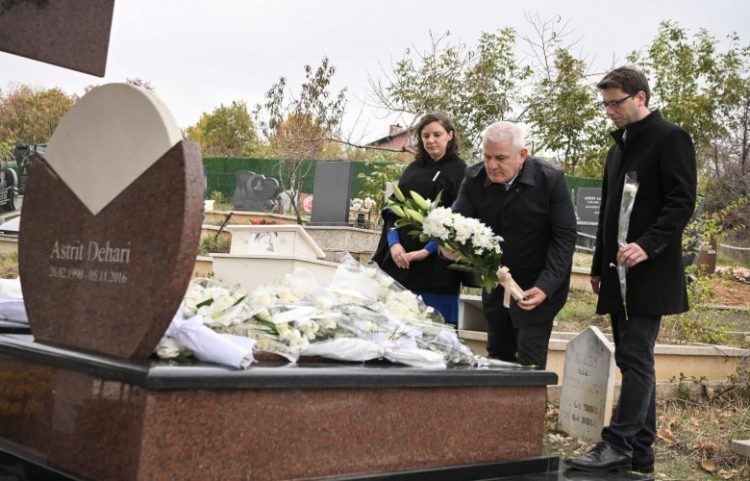 Sveçla kujton Astrit Deharin: Drejtësia është e domosdoshme!