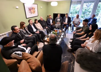 Kurti me bashkëpunëtorët vizitojnë familjen e Rexhep Selimit në pesëvjetorin e arrestimit të tij