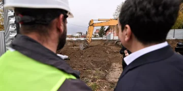 Kurti në veri të Mitrovicës: Përuron parkun dhe inspekton punimet në qendrën për vik*timat e dhu*nës në familje