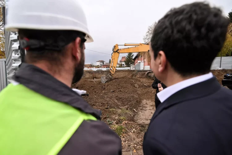 Kurti në veri të Mitrovicës: Përuron parkun dhe inspekton punimet në qendrën për vik*timat e dhu*nës në familje