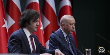 Erdogan dhe kryeministri gjeorgjian diskutojnë përpjekjet e shpëtimit pas rrëzimit të avionit ushtarak turk në Gjeorgji