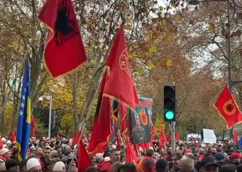 Djali i Jakup Krasniqit falënderon protestuesit: Me zemër isha me ju duke kërkuar drejtësi