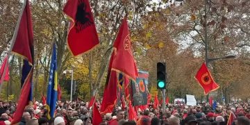 Djali i Jakup Krasniqit falënderon protestuesit: Me zemër isha me ju duke kërkuar drejtësi