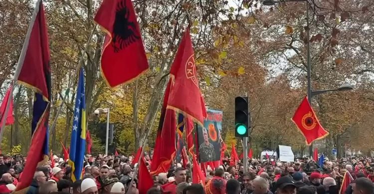 Djali i Jakup Krasniqit falënderon protestuesit: Me zemër isha me ju duke kërkuar drejtësi