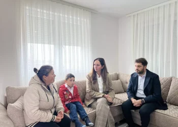 Fëmija serb rikthehet në mësim pas përjashtimit nga drejtoria për shkak të shtëpisë së ndërtuar nga Qeveria – Nagavci viziton familjen
