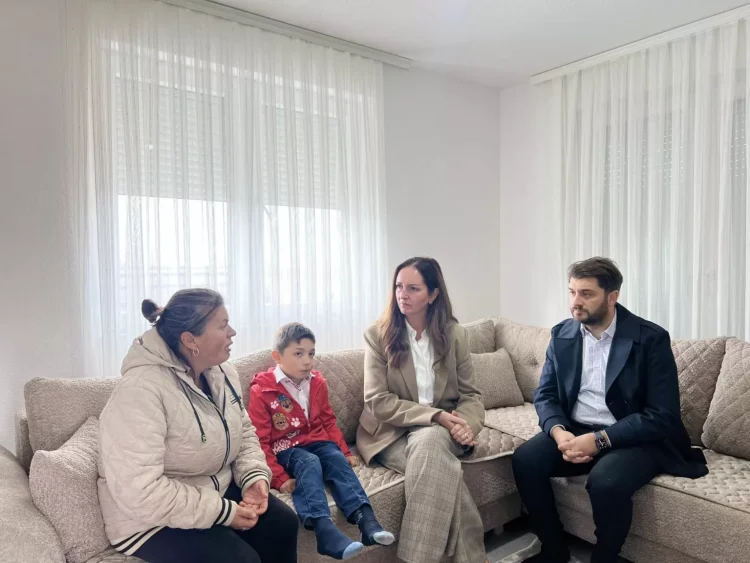 Fëmija serb rikthehet në mësim pas përjashtimit nga drejtoria për shkak të shtëpisë së ndërtuar nga Qeveria – Nagavci viziton familjen