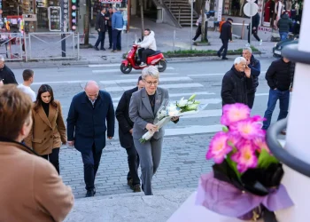Gërvalla përkujton Sebahate Tolajn dhe Isuf Haklajn: Heronj të demokracisë, u vranë pse ishin në vijën e parë të luftës kundër krimit