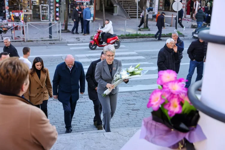 Gërvalla përkujton Sebahate Tolajn dhe Isuf Haklajn: Heronj të demokracisë, u vranë pse ishin në vijën e parë të luftës kundër krimit