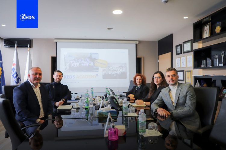 KEDS mirëpret dy përfaqësues nga OSHEE GROUP Sh.A, Sokol Spahiu dhe Ardvin Kraja