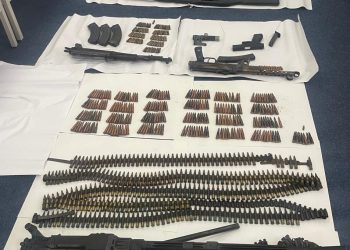 Prokuroria dhe Policia me aksion në Gjakovë, sekustrohet arsenal ar*mësh, 3 të arr*estuar