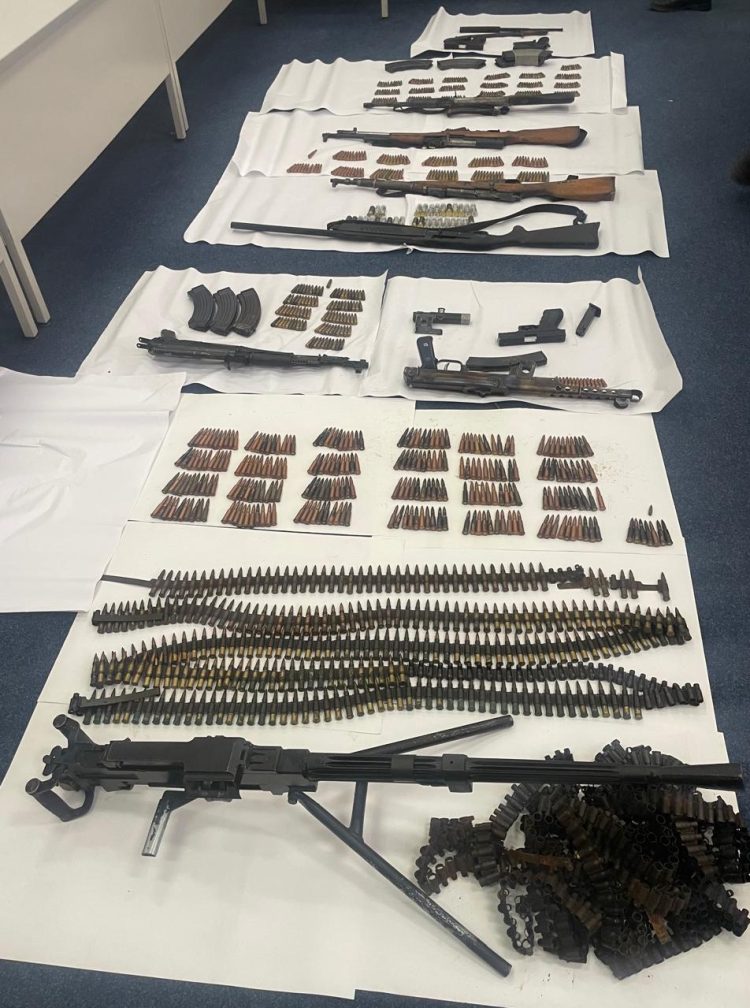 Prokuroria dhe Policia me aksion në Gjakovë, sekustrohet arsenal ar*mësh, 3 të arr*estuar