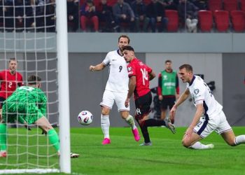 Anglia fiton duelin e më të mirave të grupit