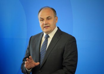 Enver Hoxhaj shpall kandidaturën e tij për kryetar të PDK-së