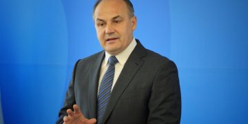 Enver Hoxhaj shpall kandidaturën e tij për kryetar të PDK-së